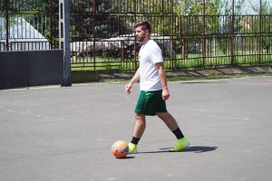 Mik Kupa  2022, fiatal futballista labdával