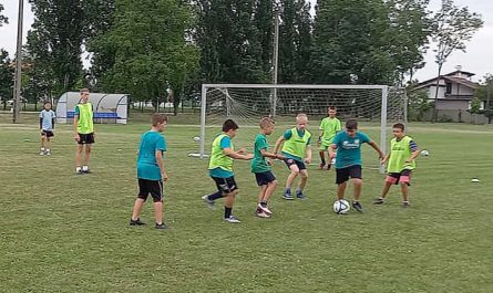 Gyerekek fociznak a csepregi focitáborban 2022-ben