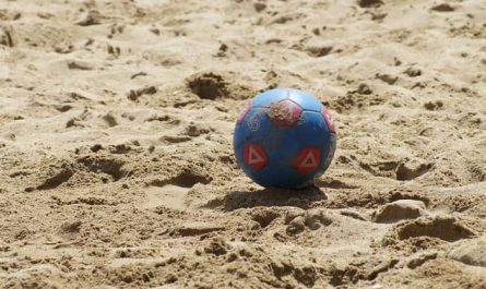 Strandfoci, labda a homokban