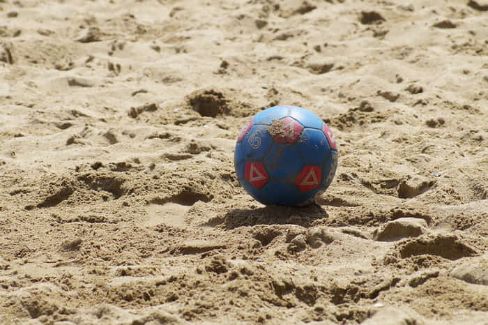 Strandfoci, labda a homokban