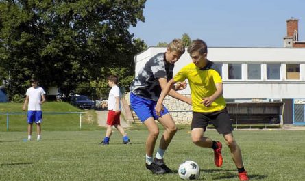 Fiatal futballisták a zirci focitáborban