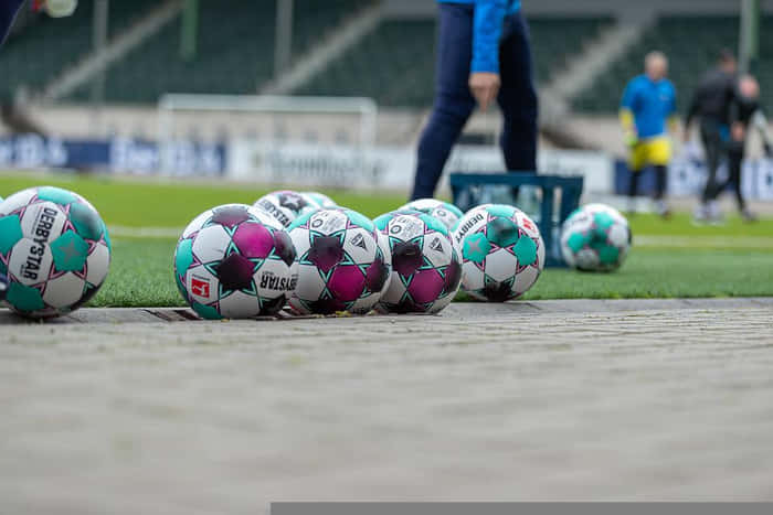 Futball labdák a stadion gyepe mellett