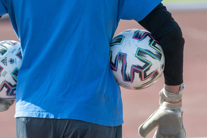 Futball kapus kesztyűben labdával