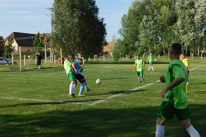 A Balotaszállás Fc és a Szank OBSE labdarúgói küzdenek a labdáért a kapu előtt