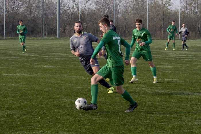 Futballisták a Kiskundorozsma - Deszk futballmérkőzésen 2022 decemberében