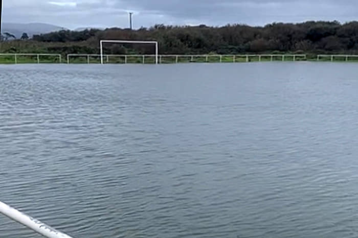 Víz alatt a walesi Borth United Fc futballpályája
