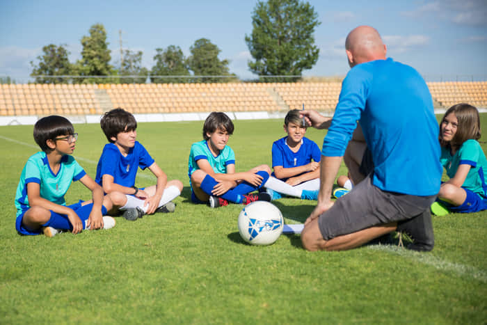 Sport Coach fiatal futballistákat oktat