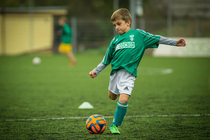 Labdábarúgó fiatal futballis kissrác focimeccsen